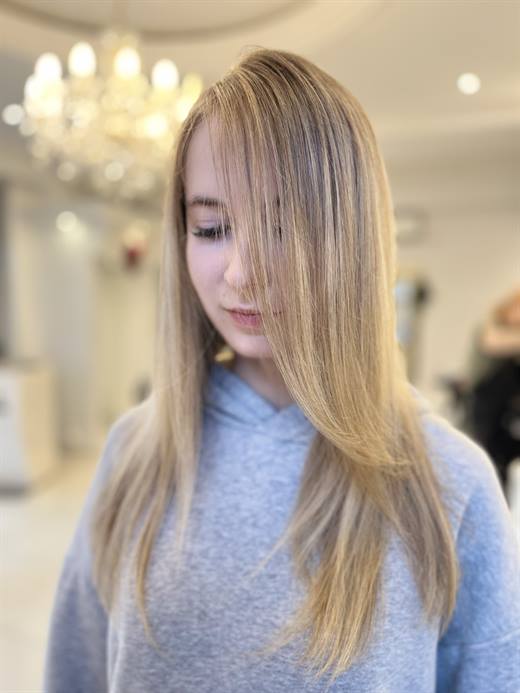 Długie włosy po rozświetlającej koloryzacji babylights